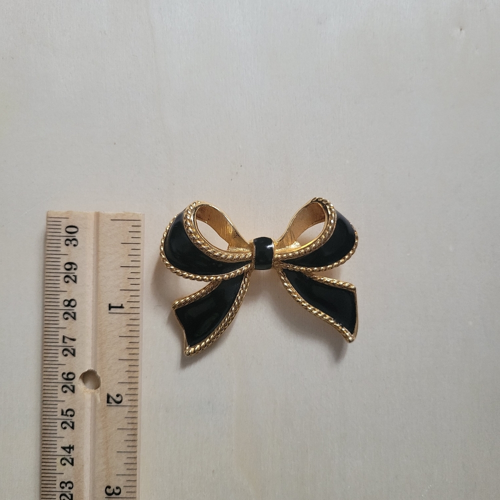 Kenneth jay lane for avon enamel Gold tone ribbon brooch